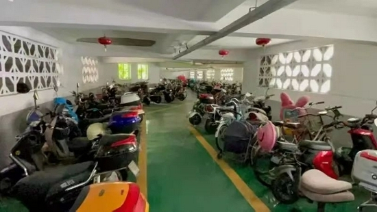 改造后的小区停车棚,既可以为电动自行车充电,也可以监控消防安全。记者 王辰阳 摄