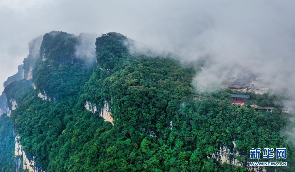 川陕交界景如画云卷云舒龙头山