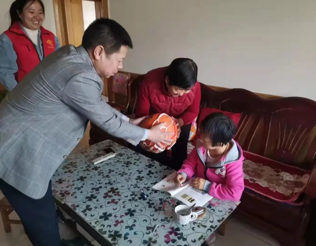 开展圆梦“微心愿”活动