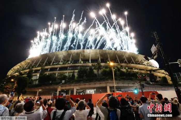 8月24日，日本东京，2020东京残奥会开幕式在东京新国立竞技场举行。图为体育场上空烟花绽放。