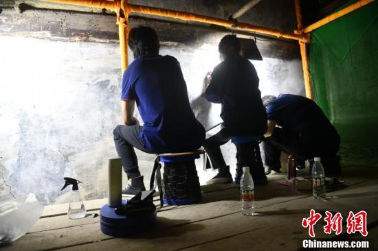 李晓洋的团队成员正在明教寺觉皇殿内修复壁画