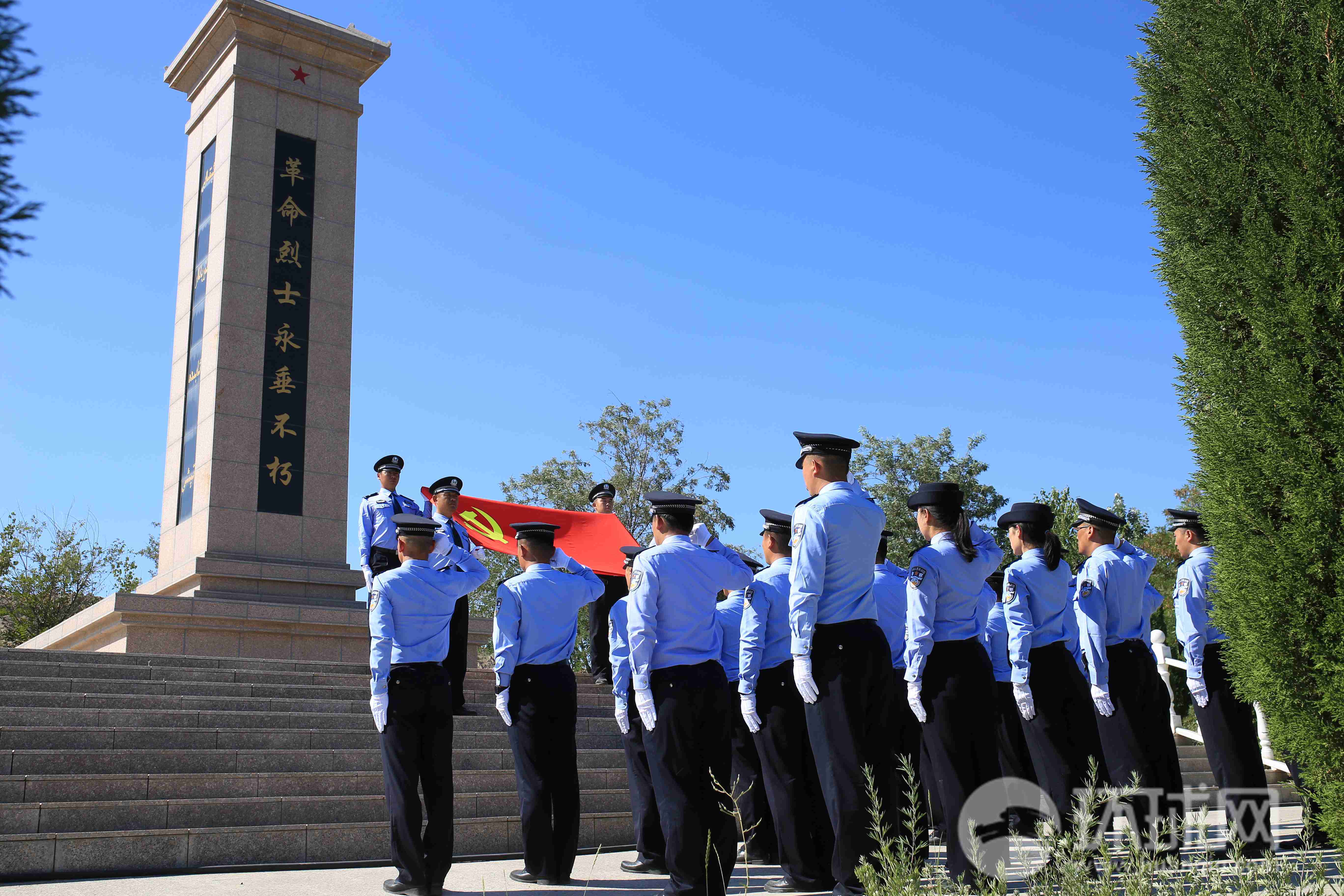 伊犁州公安局干警在烈士纪念碑前宣誓。摄影 范凌志
