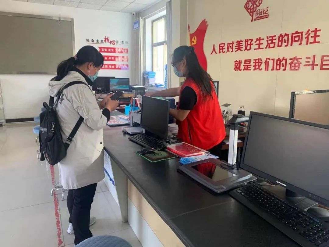 工作人员热情接待办事居民