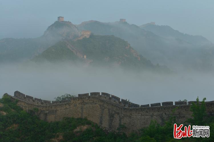 2021年8月30日，连续降雨后的河北省承德市滦平县金山岭长城景区，云雾缭绕，风起云涌，美轮美奂，变化万千，美如画卷。