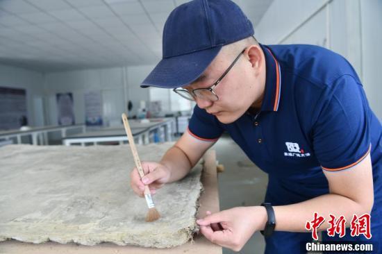 李晓洋正在工作室修复壁画