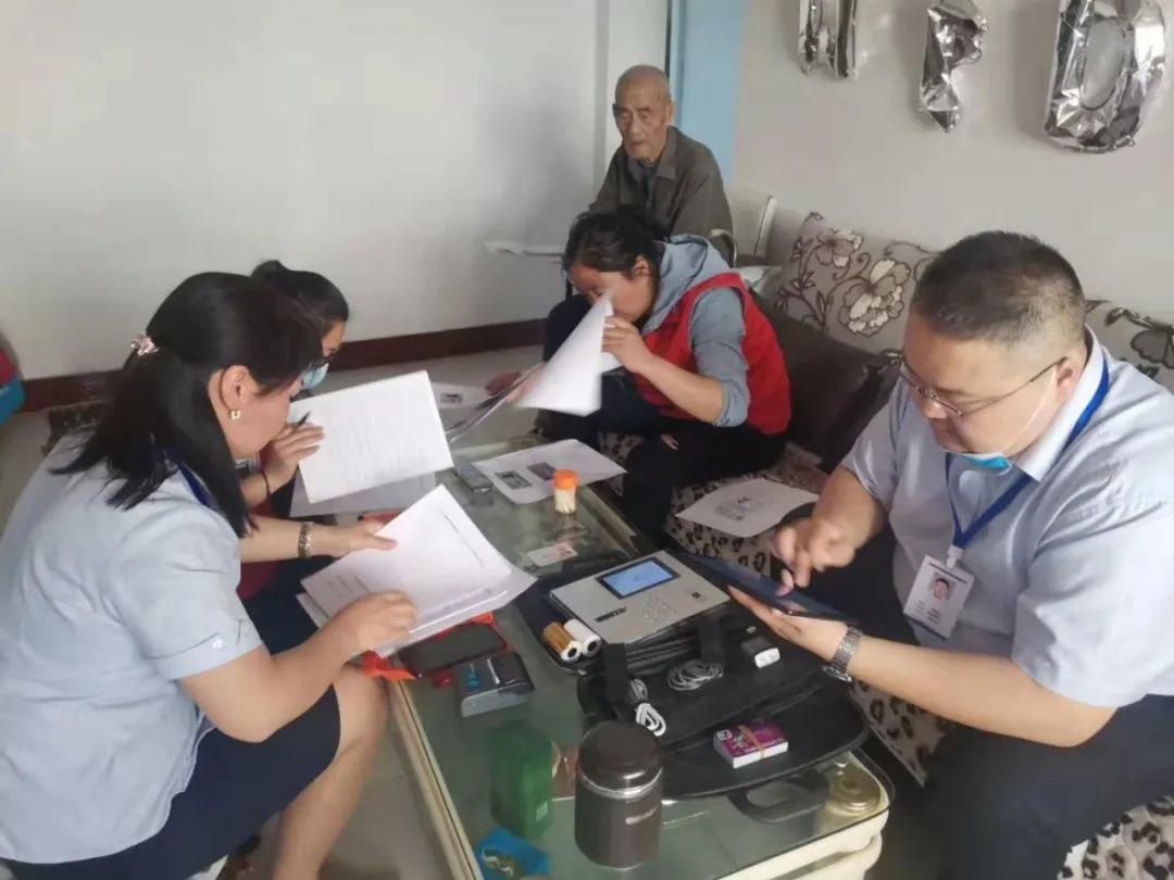 与农商银行工作人员上门为90岁以上老人办理银行卡