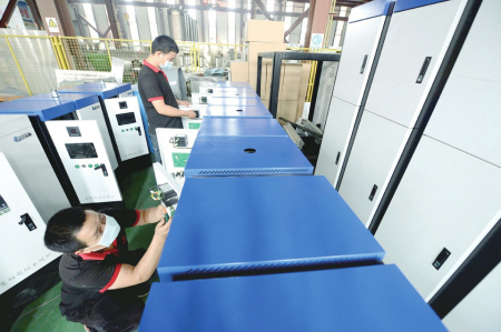 7月25日，山西川洲电器设备有限公司，技术人员正在检测即将出厂的变频电磁感应采暖炉。该公司产品助力山西省推广“煤改电”，打赢蓝天保卫战。