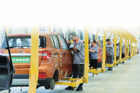 襄垣经济技术开发区山西互通新能源汽车股份有限公司生产车间内，员工正在加紧生产。