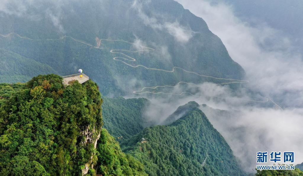 位於川陝交界的陝西省漢中市南鄭區龍頭山旅遊景區四季雲霧縹緲,若隱