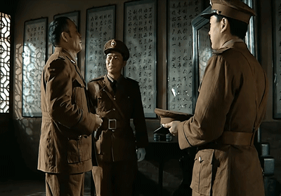 在小红书里引领穿搭时尚的并不是楚云飞口中美式军服的小翻领,而是