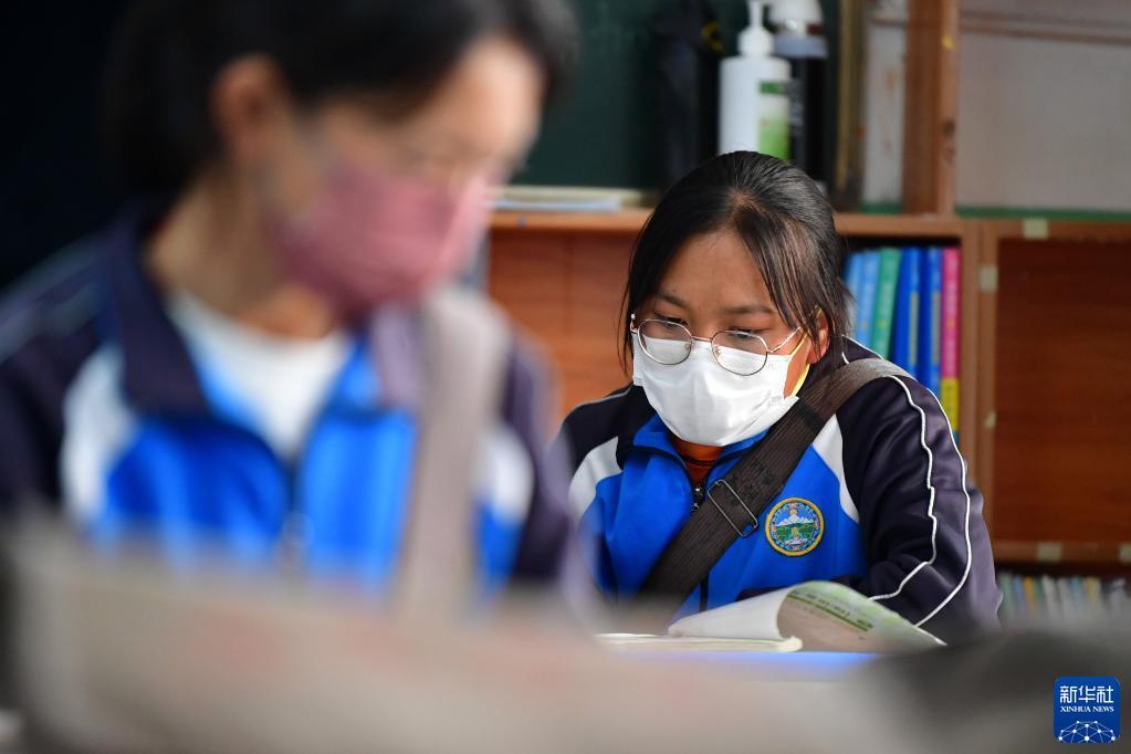 碌曲县藏族中学的高三学生在教室里看书(8月30日摄)新华社记者 陈斌