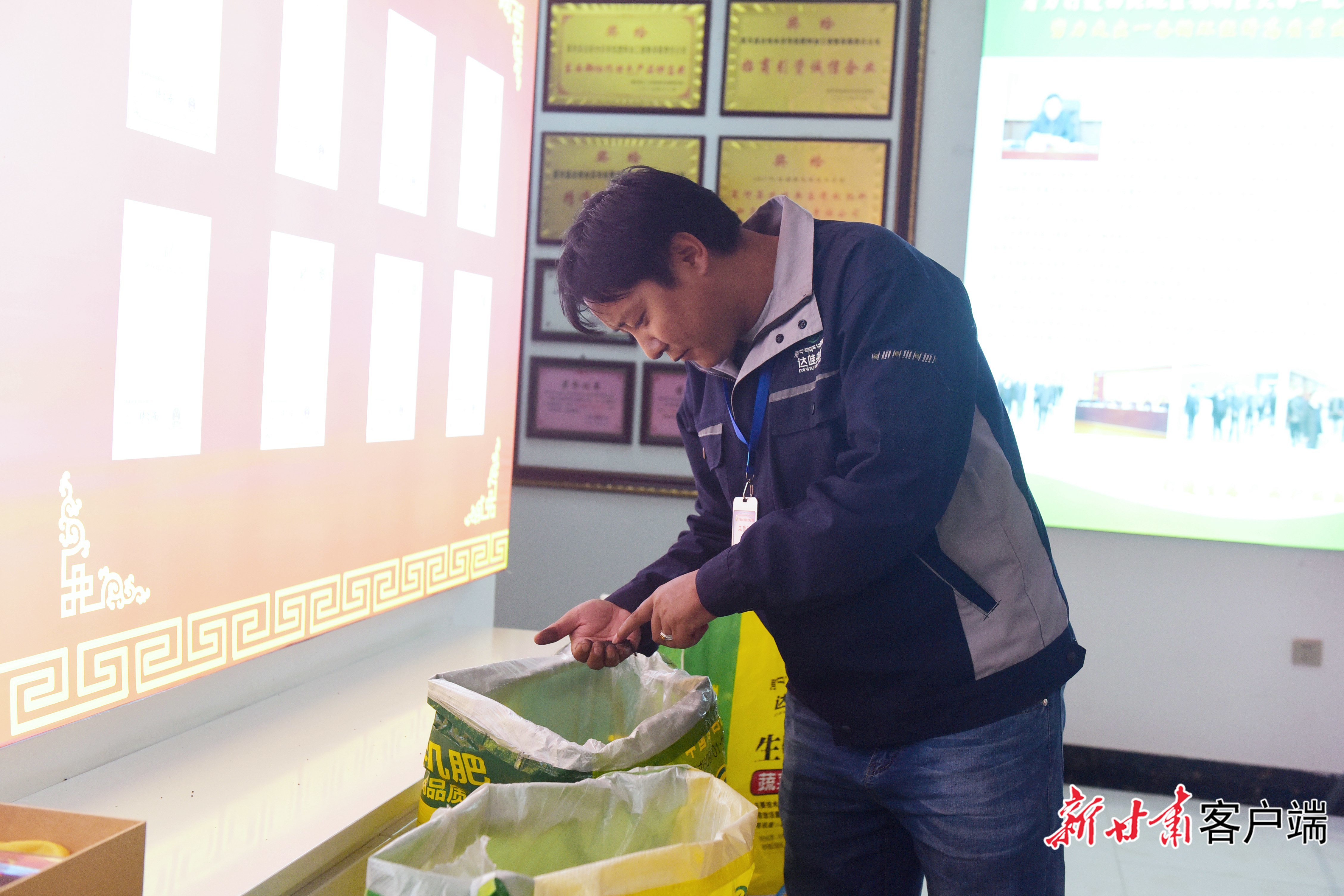 扎西顿珠展示有机肥产品。新甘肃&middot;甘肃日报记者 韦德占