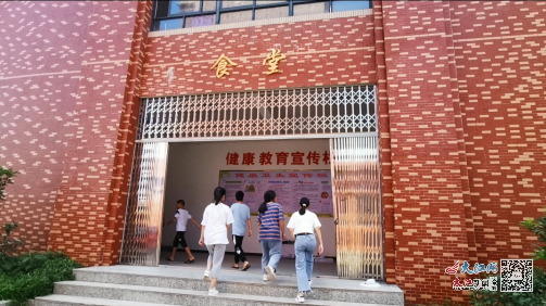 该校食堂(刘勇摄)