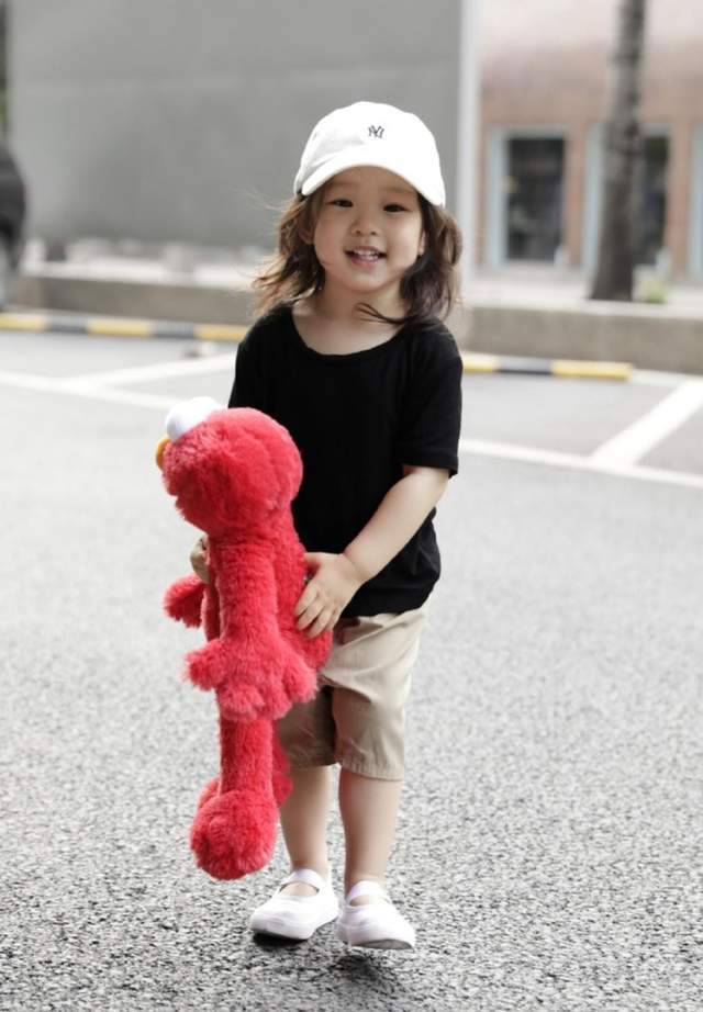 王智3岁女儿开学照头戴千元帽子大眼小嘴神似母亲