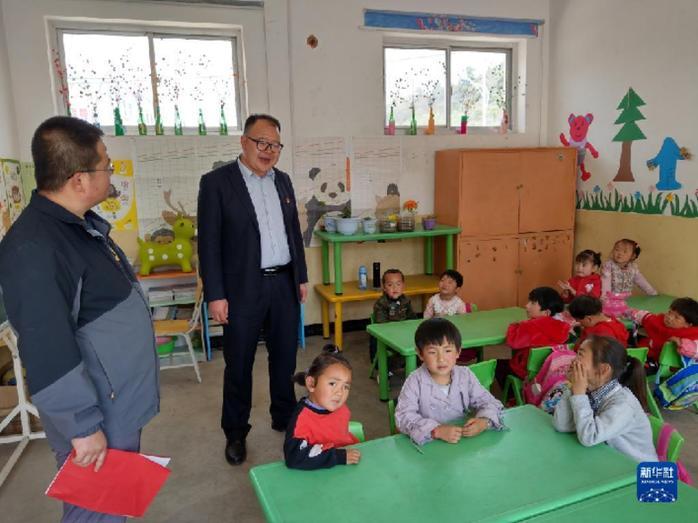 邱军（左二）在城壕镇太阳幼儿园了解办学情况（2019年5月9日摄）新华社发