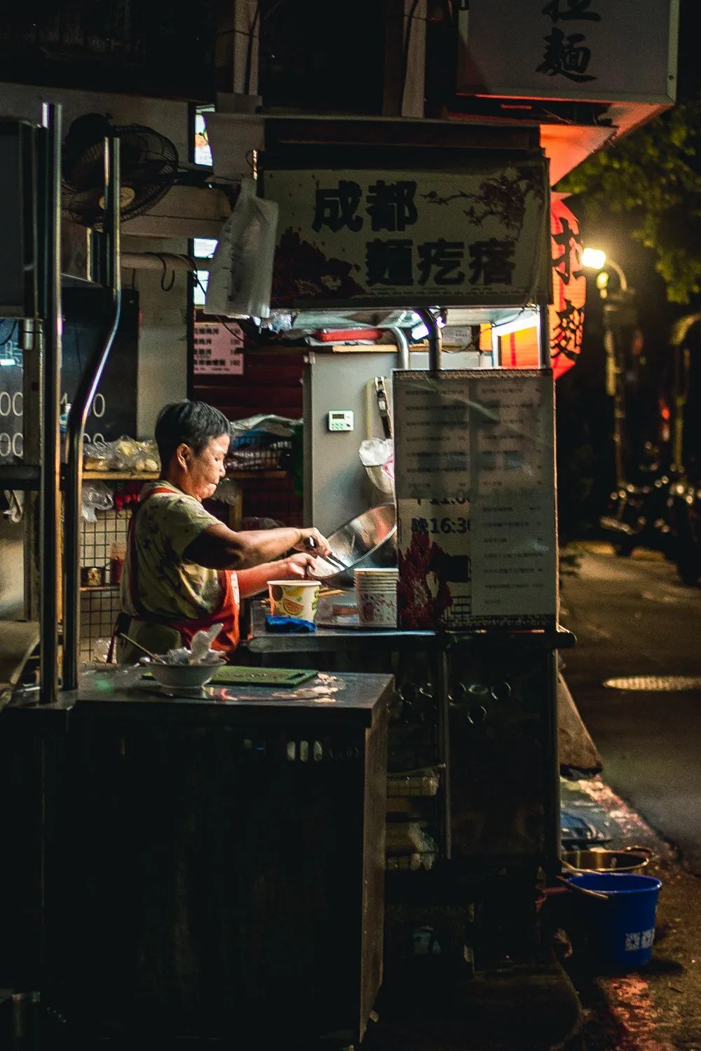 ▲ 深夜里的“成都面疙瘩”。离乡背井者,最放不下的,莫过故乡的味道。 摄影/张海斌