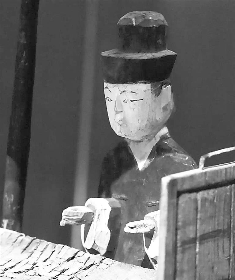 西汉彩绘木轺车驭者局部