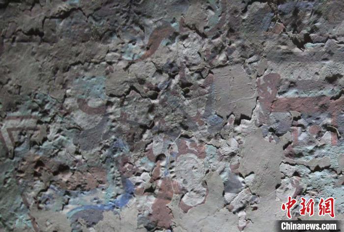 莫高窟386窟壁画遭遇颜料层起甲病害 李晓洋供图
