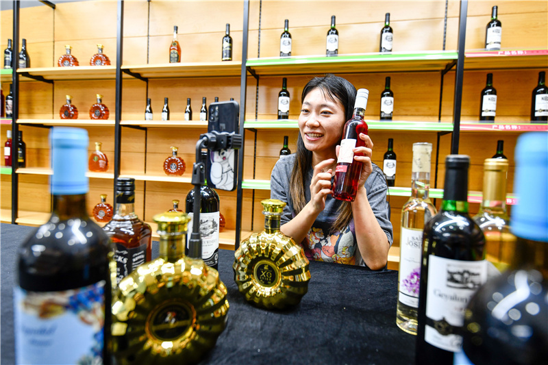 河北省玉田县鸦鸿桥镇“聚民惠”电商产业园的主播在利用直播平台推介商品。