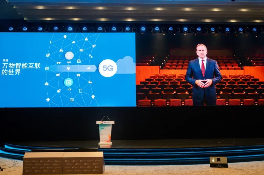 高通公司技术许可业务和全球事务总裁亚历克斯·罗杰士在“全球5G科技合作论坛”上发表视频主题演讲