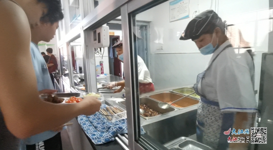 学生在食堂就餐(刘勇 摄)