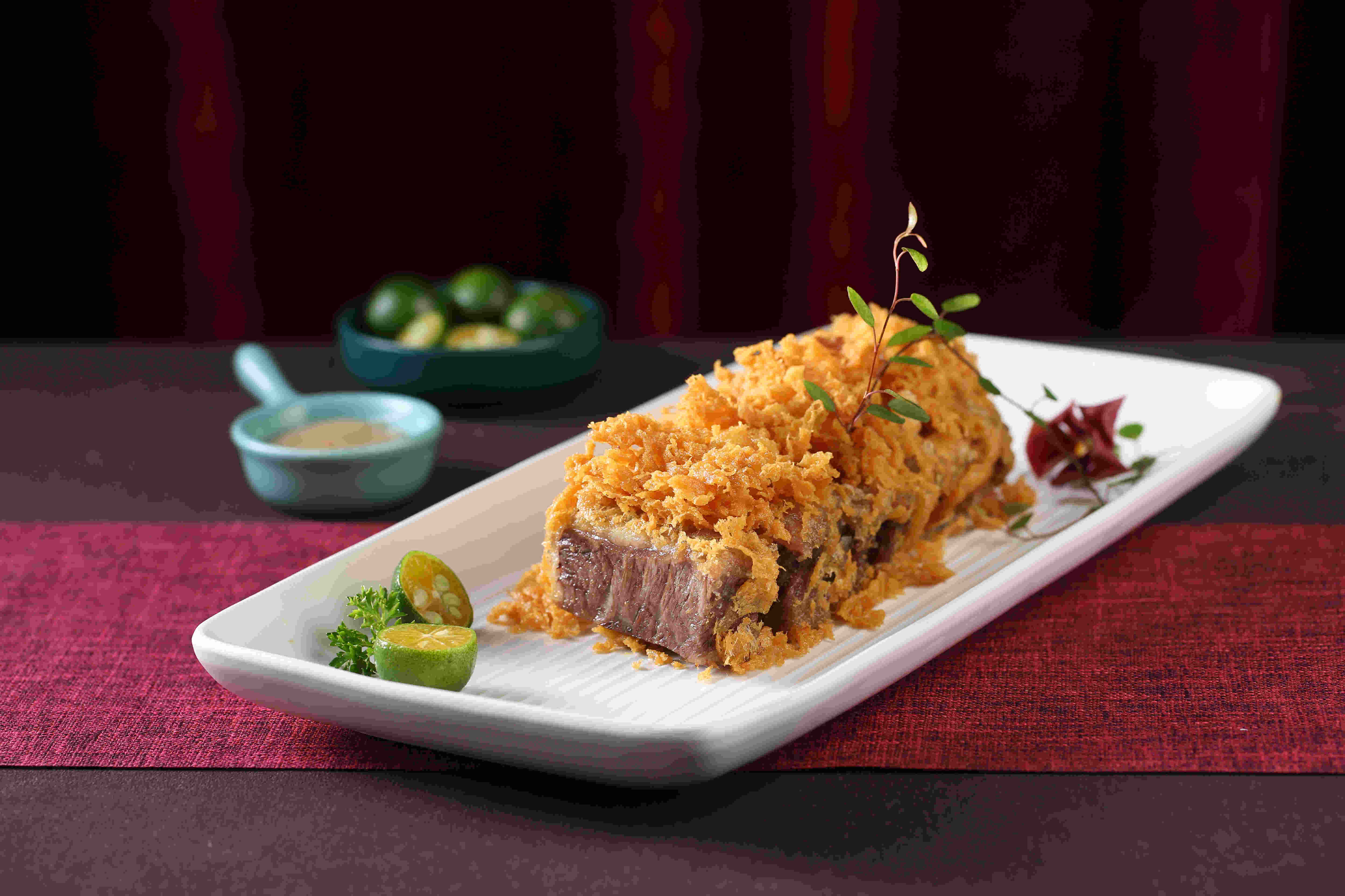 脆皮牛肩肉采用澳洲雪花牛肉,低温慢煮,肉质鲜嫩,通过师傅多年研发的