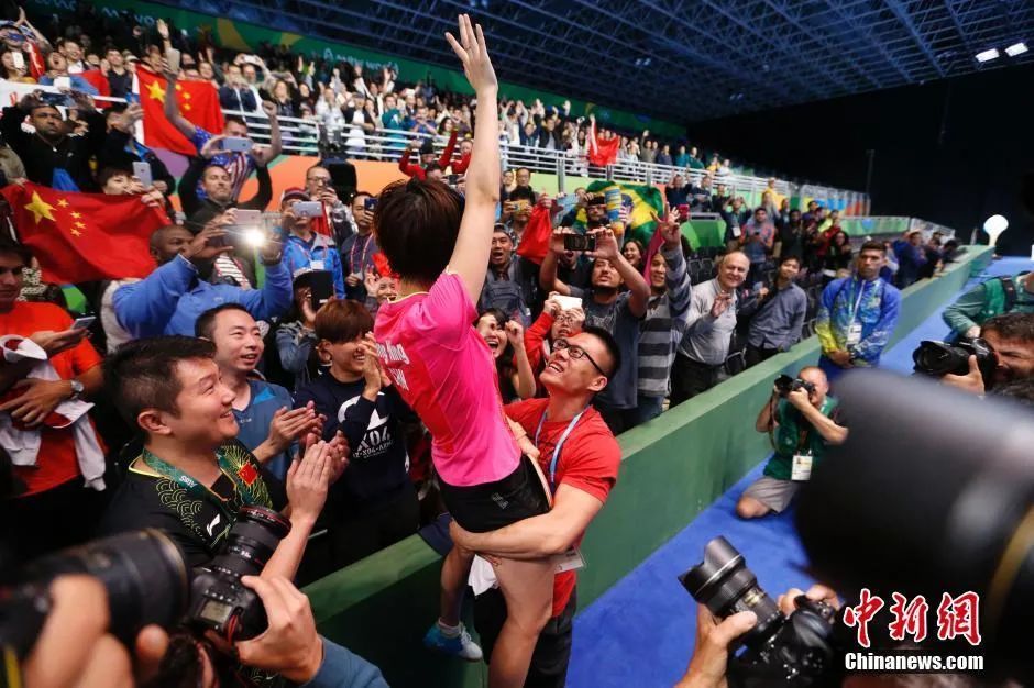 里约奥运会乒乓球女单决赛在中国运动员内部展开，经过七局激烈的争夺，最终丁宁4-3战胜李晓霞获得冠军。新网记者 杜洋 摄
