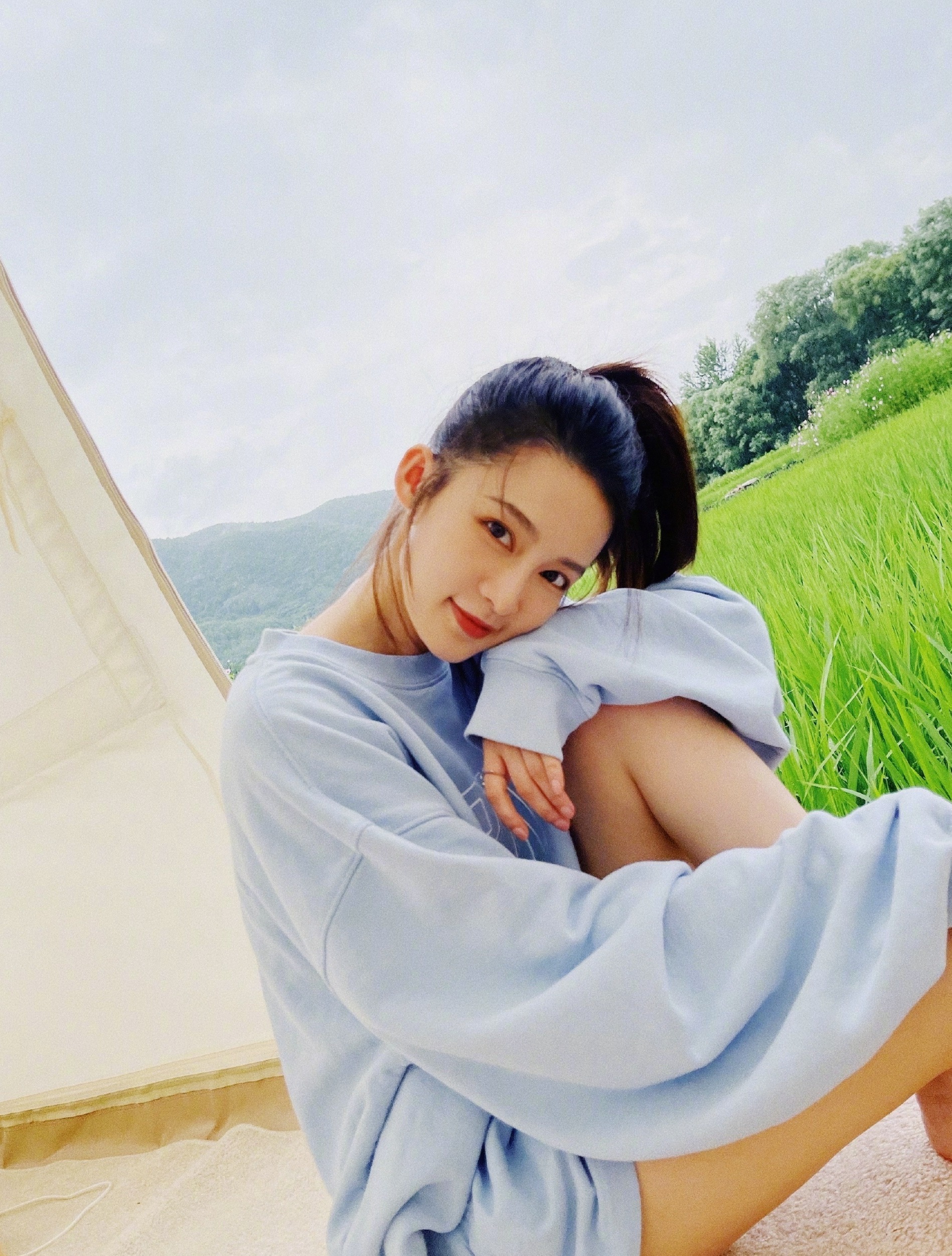 李沁秋游美照释出蓝色卫衣高马尾活力十足