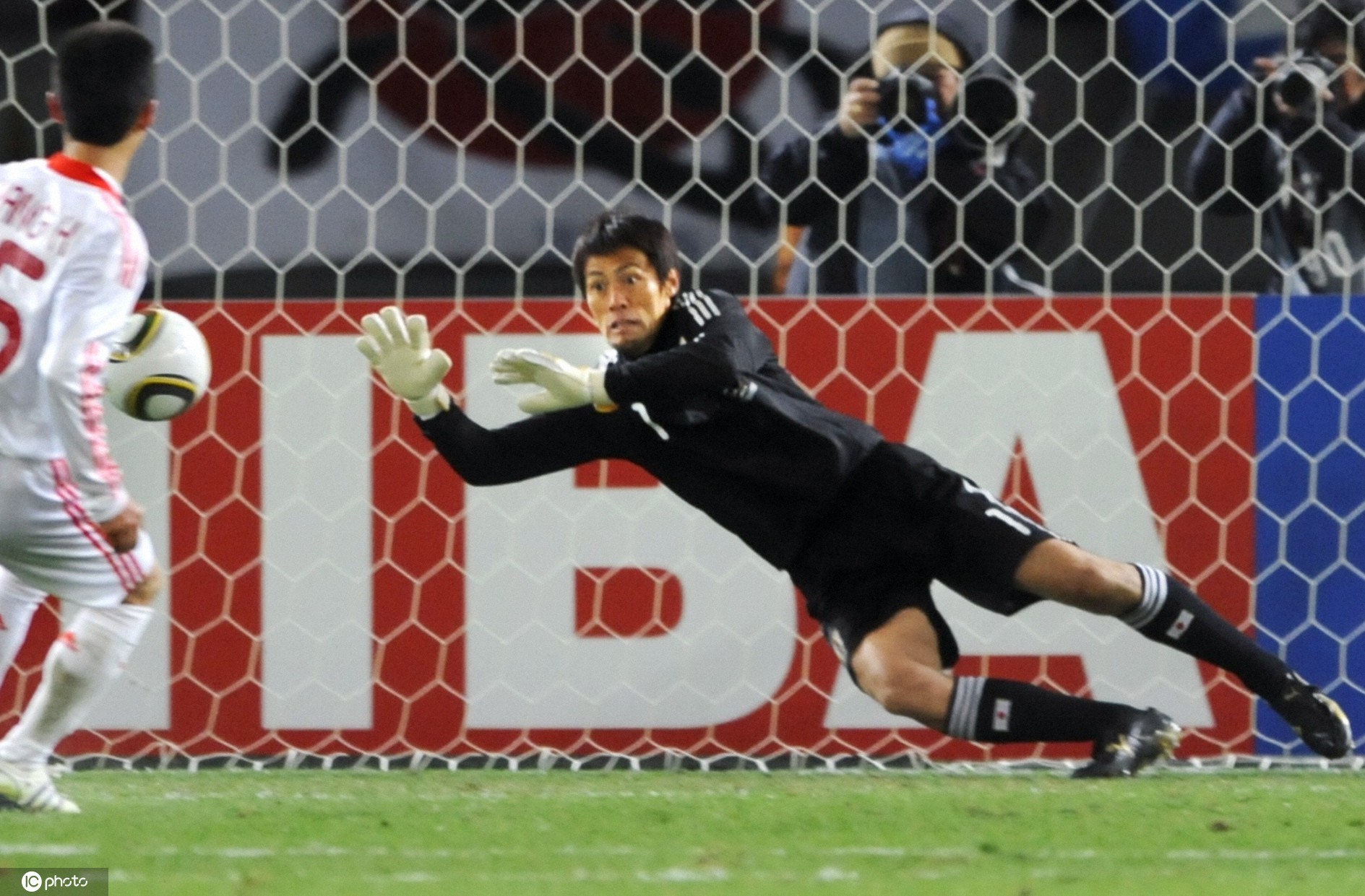 2010东亚四强赛，中国0-0日本。本场比赛杨昊主罚的点球被对方门将扑出，导致国足错过了战胜日本的好机会。