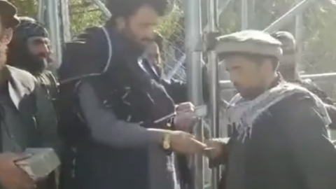 塔利班人员释放潘杰希尔俘虏：现场发钱 每人约370元