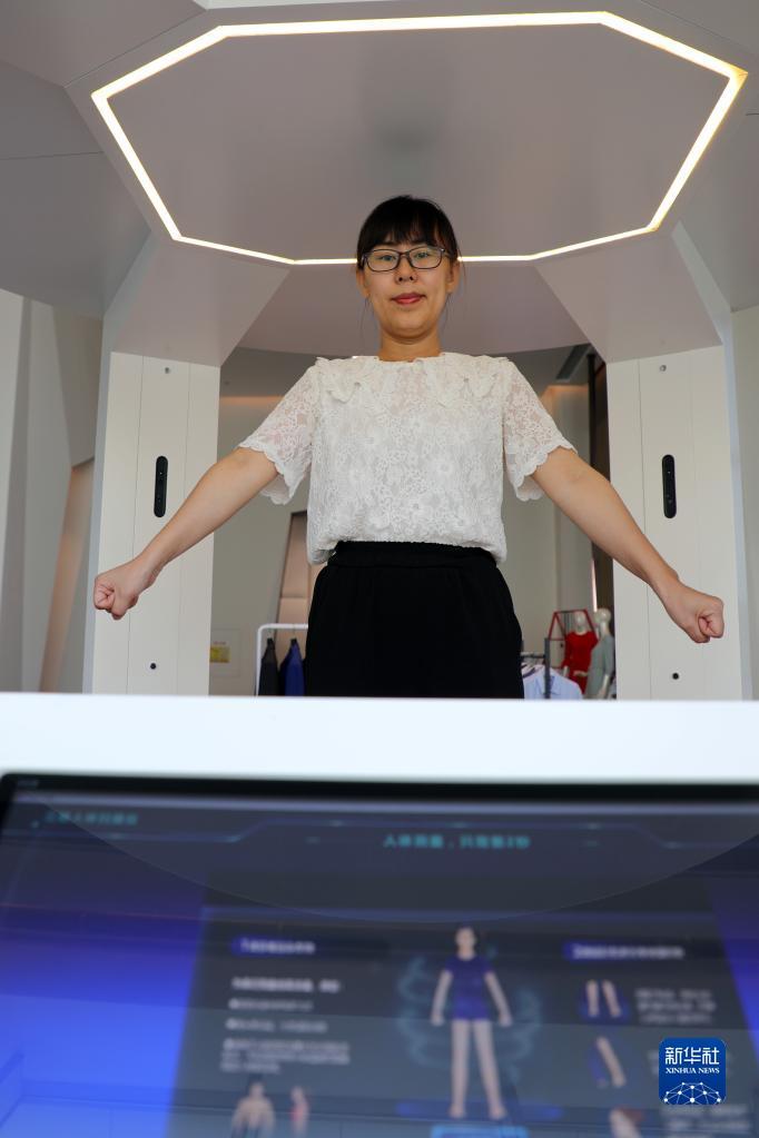 9月10日，客户在沧州明珠国际服饰服装生态新城研发中心体验智能3D量体裁衣。