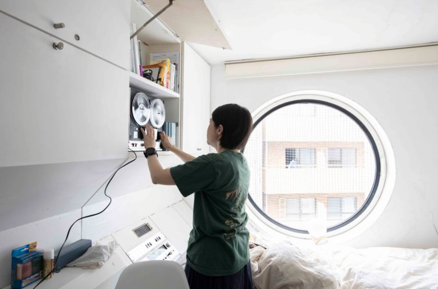 直径1.3米的大圆窗，减少了房间的闭塞感。 资料图