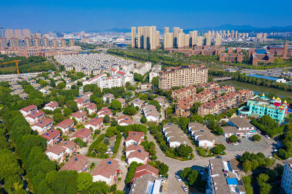 一排排别墅错落有致的湾底村