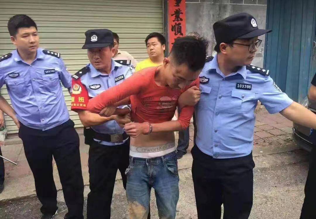 被警方抓获时，谢某已经换了衣服，不再是刚逃跑时的一身黑衣。来源：@吉安公安