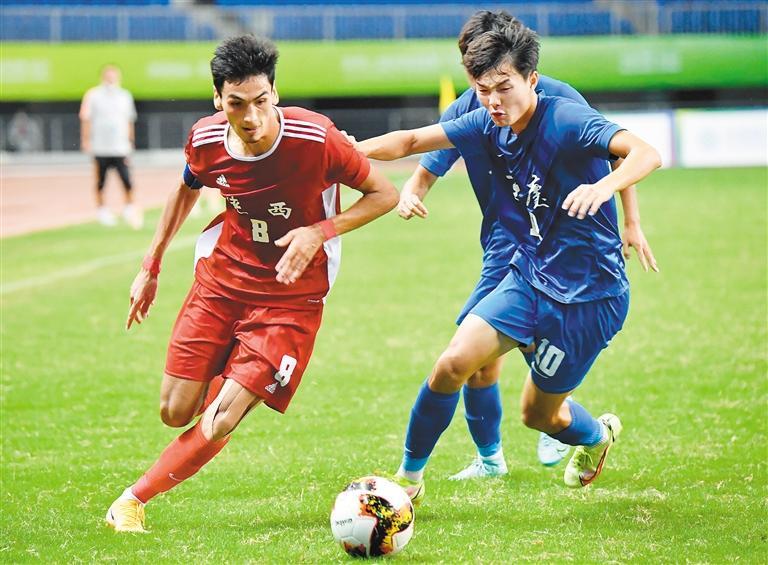 双方球员在比赛中 新华社发