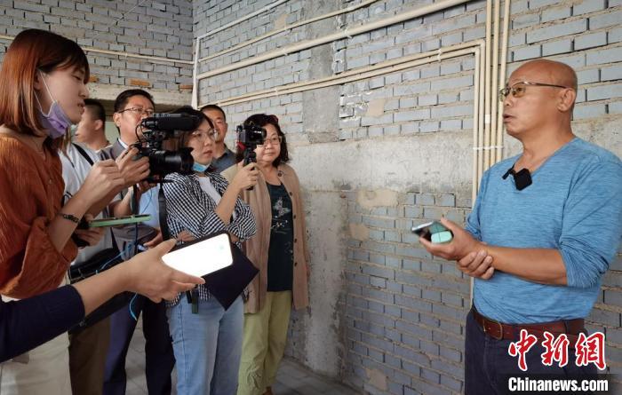 台湾媒体采访落户武威的台湾“新农人”。　丁思 摄