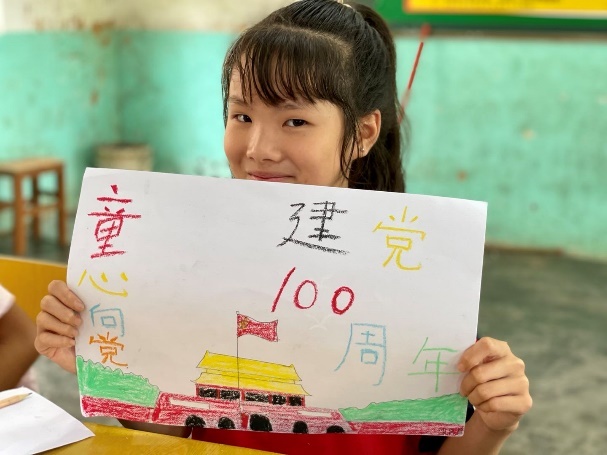孩子们展示作品手工课-制作建党100周年贺卡五,七晓团队成员活动感悟
