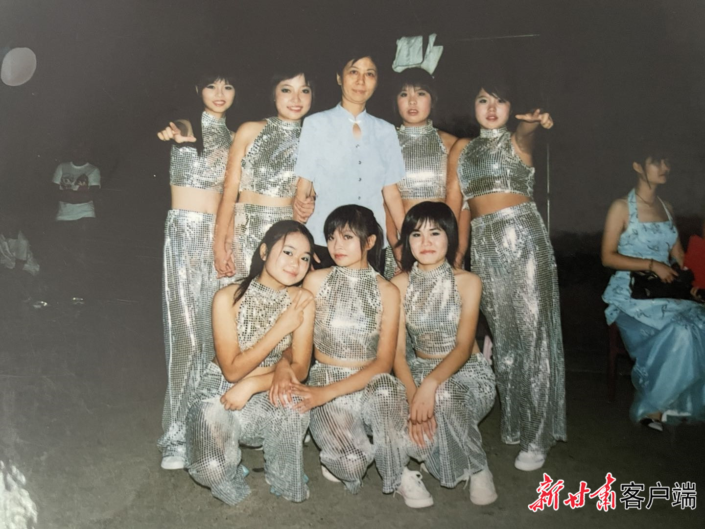 文艺晚会。魏希凤（第二排右二）