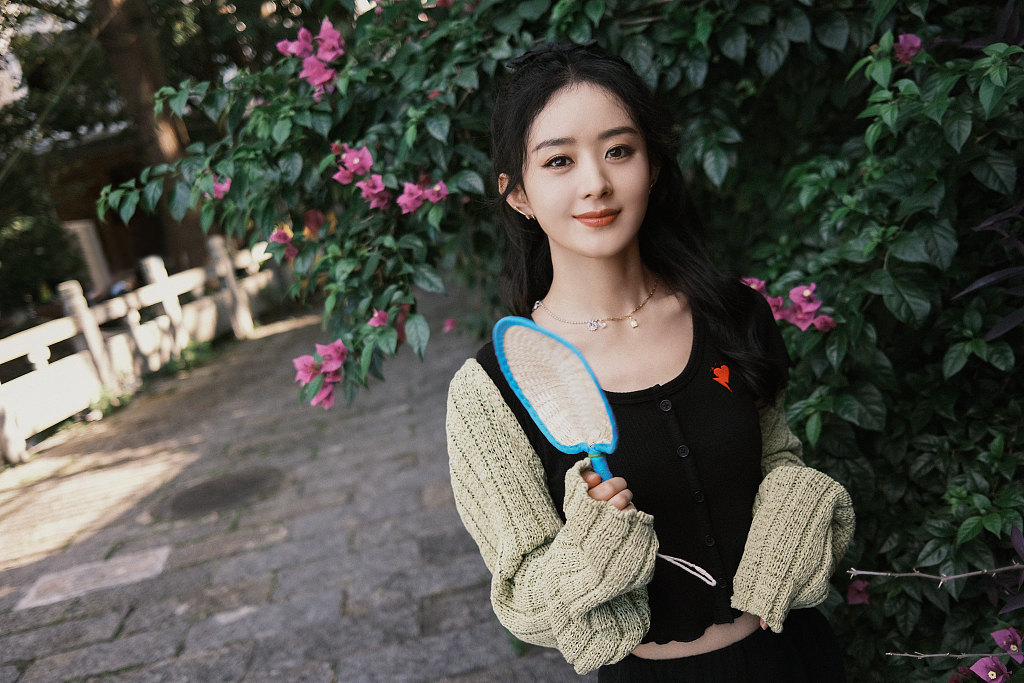 打开凤凰新闻,查看更多高清图片2021年9月10日,赵丽颖工作室分享了一