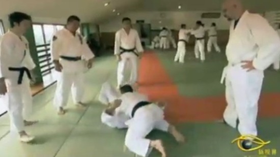 在柔道比赛中，如何对抗押込技？