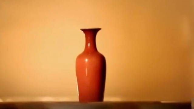 柳叶瓶又叫做美人肩，它一直是景德镇手工瓷器琢器行传习的经典