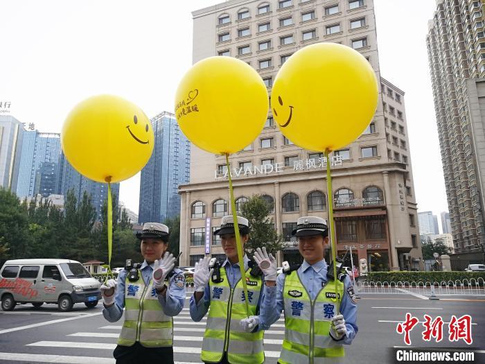 醒目黄气球现身沈阳街头传递文明出行理念