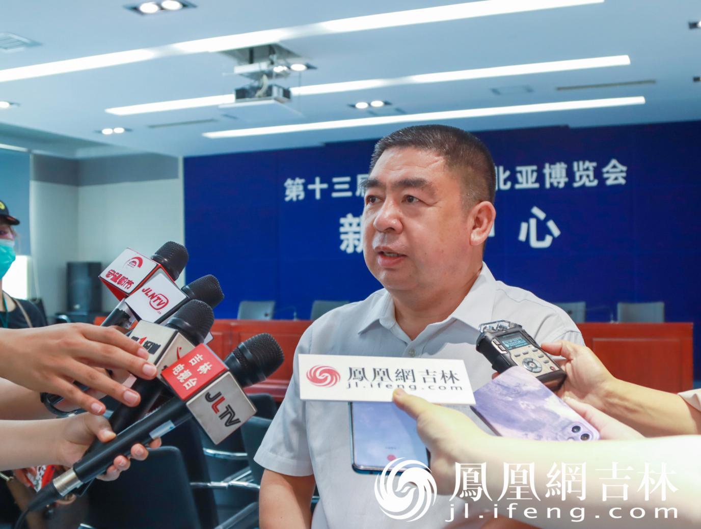 吉林省商务厅总经济师吴继波接受媒体采访。 龙晓宁 摄