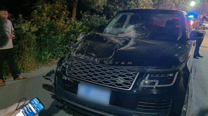 司机开百万路虎追尾路边停放的货车没睡好有点迷糊