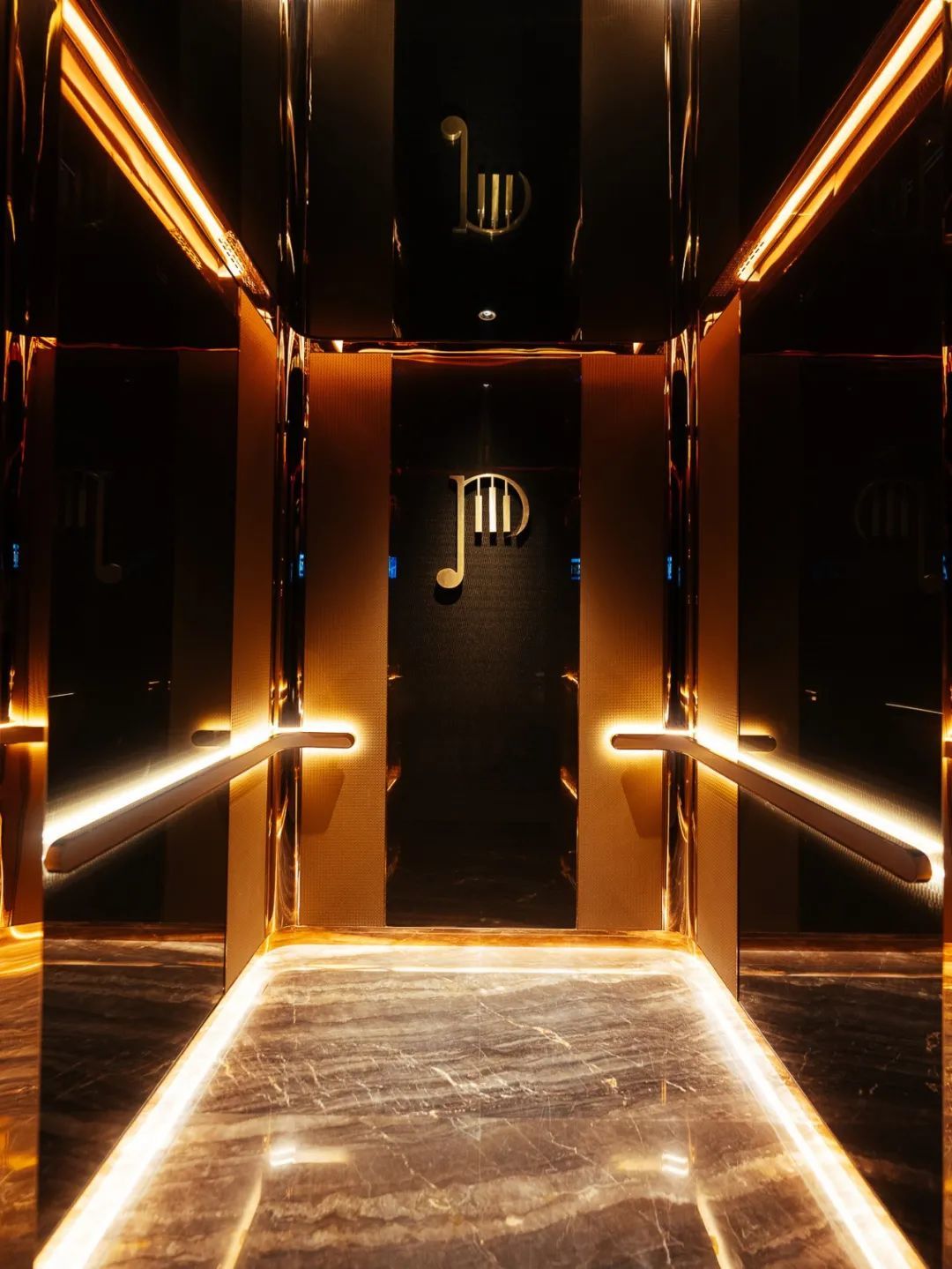 酒店共有51间音乐主题客房及套房,均匀分布于三楼,五楼及六楼.