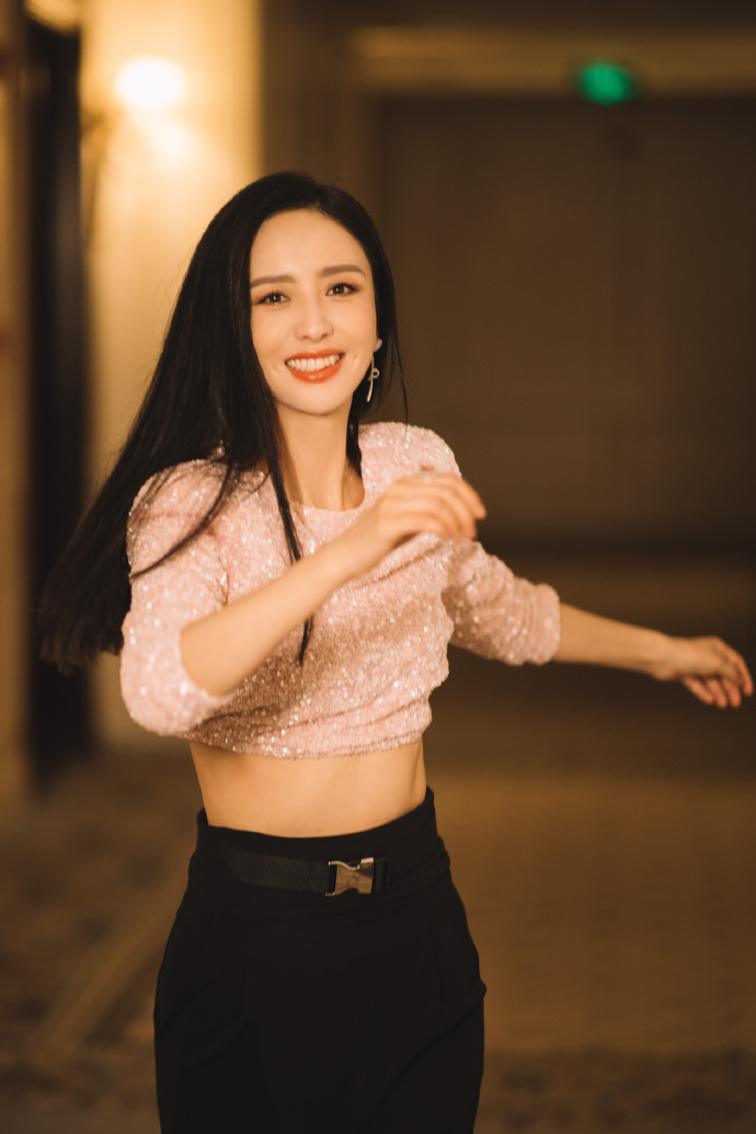 佟丽娅跑步上班俏皮灵动长发飘飘笑容甜美可人