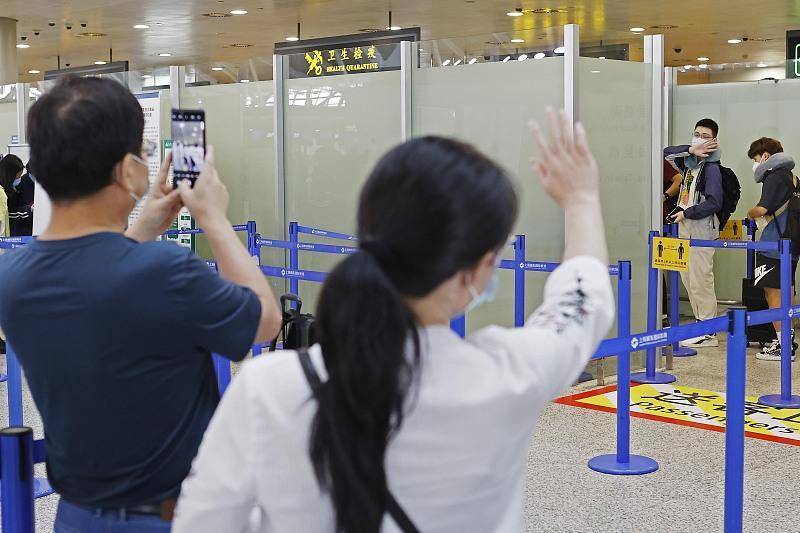 留学生与家长在浦东机场t2航站楼内有序排队,等待办理登机手续