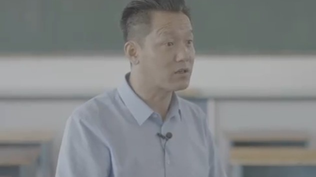 北大保安张俊成在工作之余，开始穿梭在各个教室听课学习