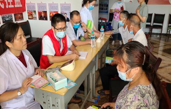 南昌县富山乡：义诊暖人心 健康送到家