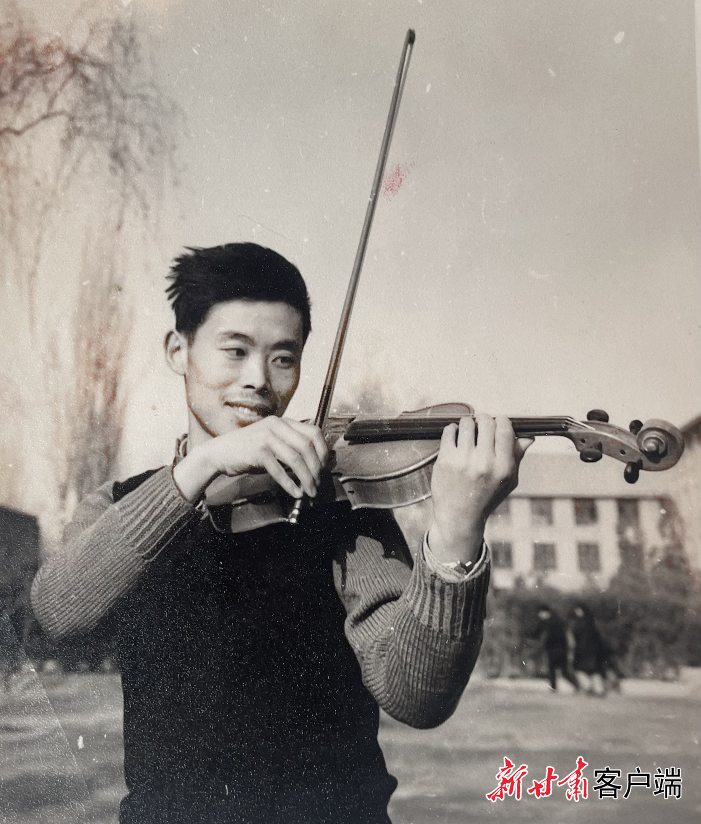 曾正志在拉小提琴